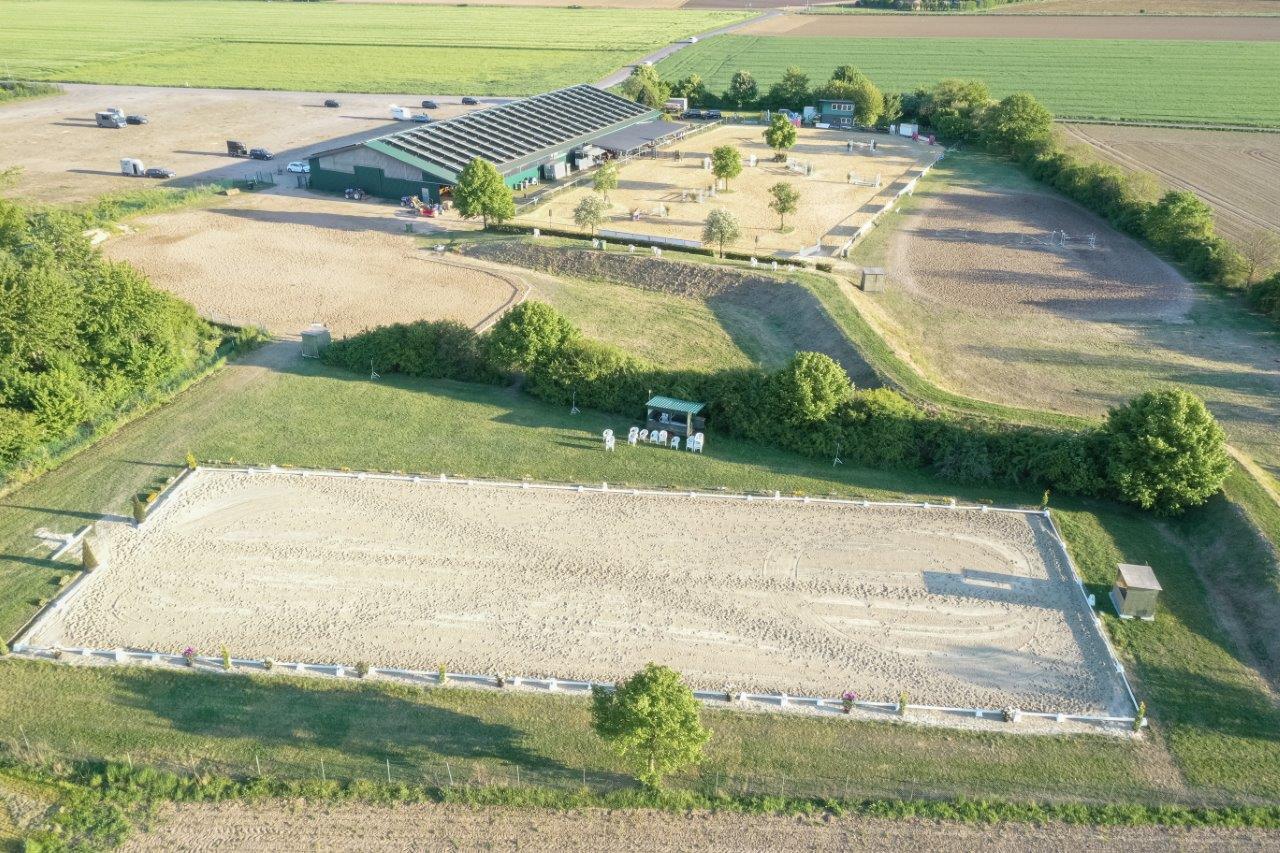 Luftaufnahme der Reitanlage in Kempen